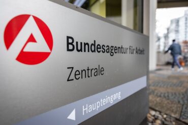 Die Zahl der Arbeitslosen in Deutschland ist im September wieder unter die Drei-Millionen-Grenze gefallen. (Archivbild)