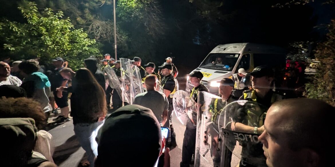 Hunderte rechte Demonstranten blockierten über Nacht Zufahrtswege zum Hafen in Portsmouth, um Bootsmigranten an der Einreise zu hindern.