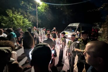 Hunderte rechte Demonstranten blockierten über Nacht Zufahrtswege zum Hafen in Portsmouth, um Bootsmigranten an der Einreise zu hindern.