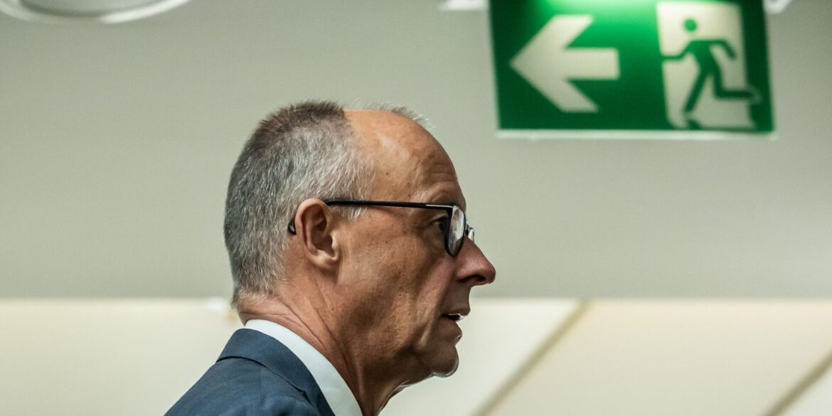 Der Kanzler steht schon seit Wochen unter Druck - und die Wahlergebnisse in Berlin und Mecklenburg-Vorpommern machen die Lage nicht einfacher.