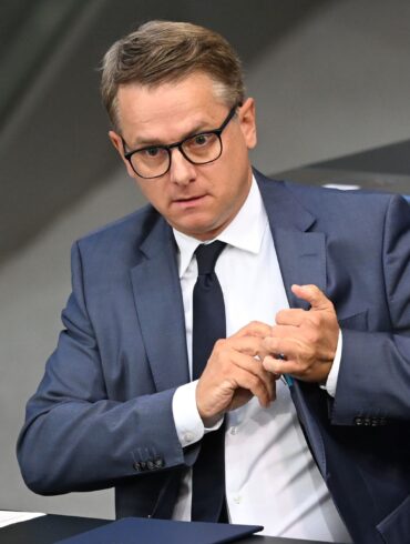 Gesundheitsminister Carsten Linnemann sieht in der Reform einen ersten Schritt zur Stabilisierung der Finanzen der Pflegeversicherung. (Archivbild)