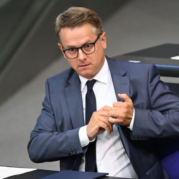 Gesundheitsminister Carsten Linnemann sieht in der Reform einen ersten Schritt zur Stabilisierung der Finanzen der Pflegeversicherung. (Archivbild)