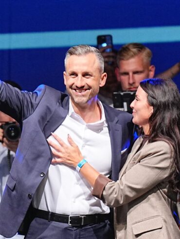 AfD-Spitzenkandidat Ulrich Siegmund lässt sich feiern.