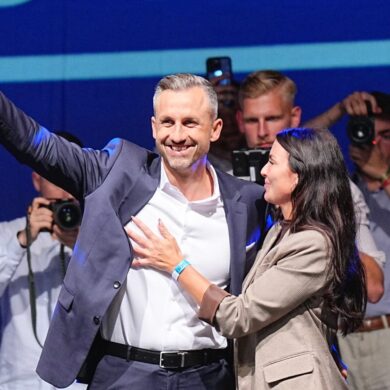 AfD-Spitzenkandidat Ulrich Siegmund lässt sich feiern.