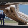 Angehörige der US-Luftwaffe kümmern sich um eine Notrutsche, die an der „Air Force One“ ausgefahren wurde, bevor US-Präsident Trump an Bord gehen wollte.