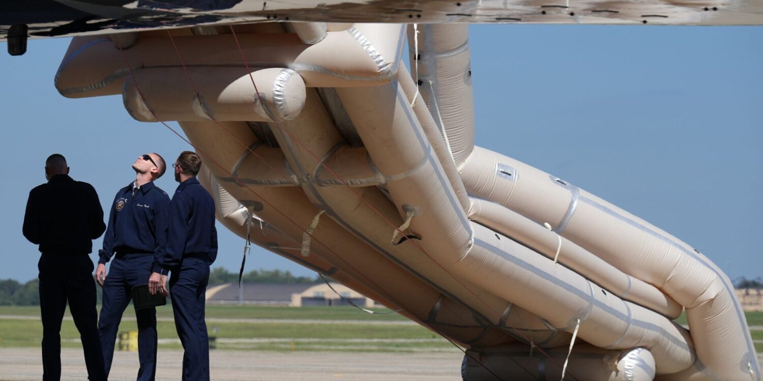 Angehörige der US-Luftwaffe kümmern sich um eine Notrutsche, die an der „Air Force One“ ausgefahren wurde, bevor US-Präsident Trump an Bord gehen wollte.