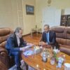 Wollten sich ursprünglich im Oman treffen: Irans Außenminister Abbas Araghtschi (l) und sein omanischer Amtskollege Badr al-Busaidi. (Archivbild)
