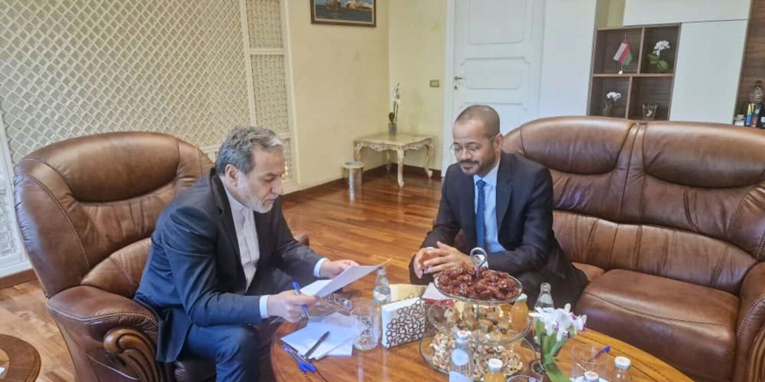 Wollten sich ursprünglich im Oman treffen: Irans Außenminister Abbas Araghtschi (l) und sein omanischer Amtskollege Badr al-Busaidi. (Archivbild)