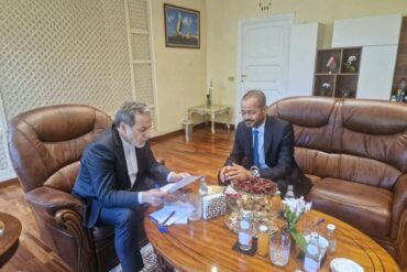 Wollten sich ursprünglich im Oman treffen: Irans Außenminister Abbas Araghtschi (l) und sein omanischer Amtskollege Badr al-Busaidi. (Archivbild)
