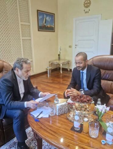 Wollten sich ursprünglich im Oman treffen: Irans Außenminister Abbas Araghtschi (l) und sein omanischer Amtskollege Badr al-Busaidi. (Archivbild)