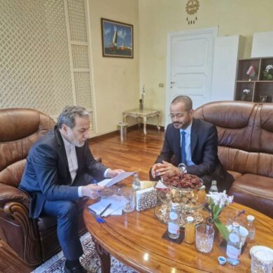 Wollten sich ursprünglich im Oman treffen: Irans Außenminister Abbas Araghtschi (l) und sein omanischer Amtskollege Badr al-Busaidi. (Archivbild)