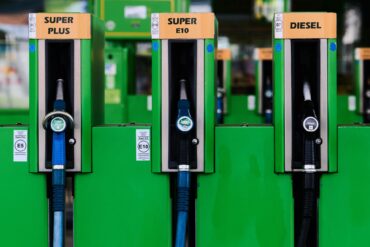 Steigende Energiepreise treiben seit Monaten die Inflationsrate in Deutschland, Verbraucher merken das an der Zapfsäule. (Archivbild)