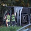 Ein Reisebus ist bei Buchloe im Allgäu von der A96 abgekommen.