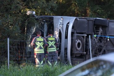 Ein Reisebus ist bei Buchloe im Allgäu von der A96 abgekommen.