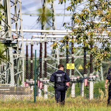 Unbekannte positionierten in Brandenburg mehr als ein Dutzend Geschosse unter Stromleitungen.