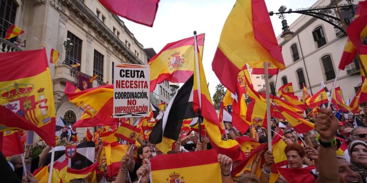 In Spaniens Nordafrika-Exklave Ceuta demonstrierten Tausende für eine Rückkehr zur Normalität und zum Verbleib bei Spanien.