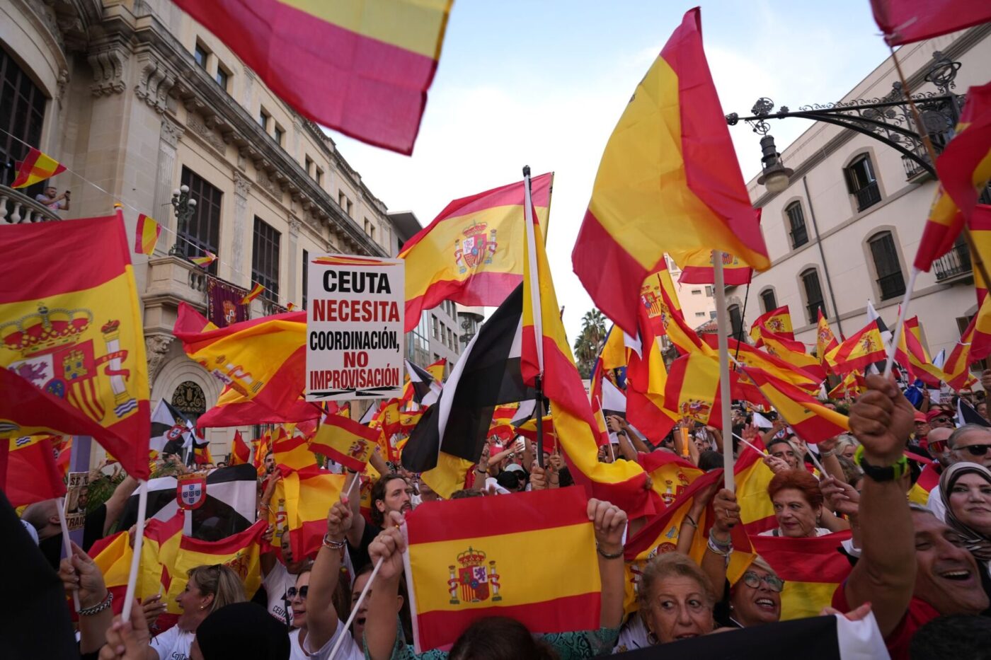 In Spaniens Nordafrika-Exklave Ceuta demonstrierten Tausende für eine Rückkehr zur Normalität und zum Verbleib bei Spanien.