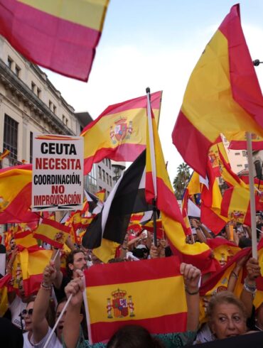 In Spaniens Nordafrika-Exklave Ceuta demonstrierten Tausende für eine Rückkehr zur Normalität und zum Verbleib bei Spanien.