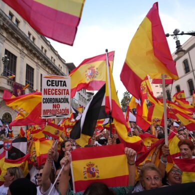 In Spaniens Nordafrika-Exklave Ceuta demonstrierten Tausende für eine Rückkehr zur Normalität und zum Verbleib bei Spanien.