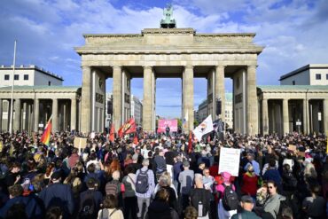 Am Montag demonstrierten in Berlin Menschen gegen die AfD.