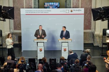 Der MPK-Vorsitzende Schnieder (links) und der Co-Vorsitzende Lies stellten gemeinsam die Beschlüsse des Gremiums nach dem Treffen in Berlin vor.