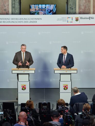 Der MPK-Vorsitzende Schnieder (links) und der Co-Vorsitzende Lies stellten gemeinsam die Beschlüsse des Gremiums nach dem Treffen in Berlin vor.