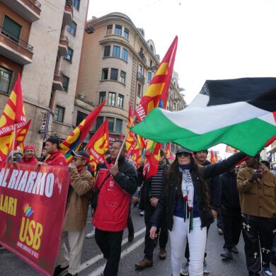 Mehr als 100.000 Menschen protestieren in Italien gegen die Meloni-Regierung.