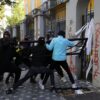 Vermummte Demonstranten versuchten, ein Tor am Bildungsministerium zu durchbrechen. (Archivbild)