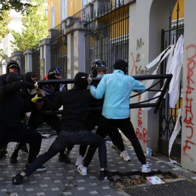 Vermummte Demonstranten versuchten, ein Tor am Bildungsministerium zu durchbrechen. (Archivbild)