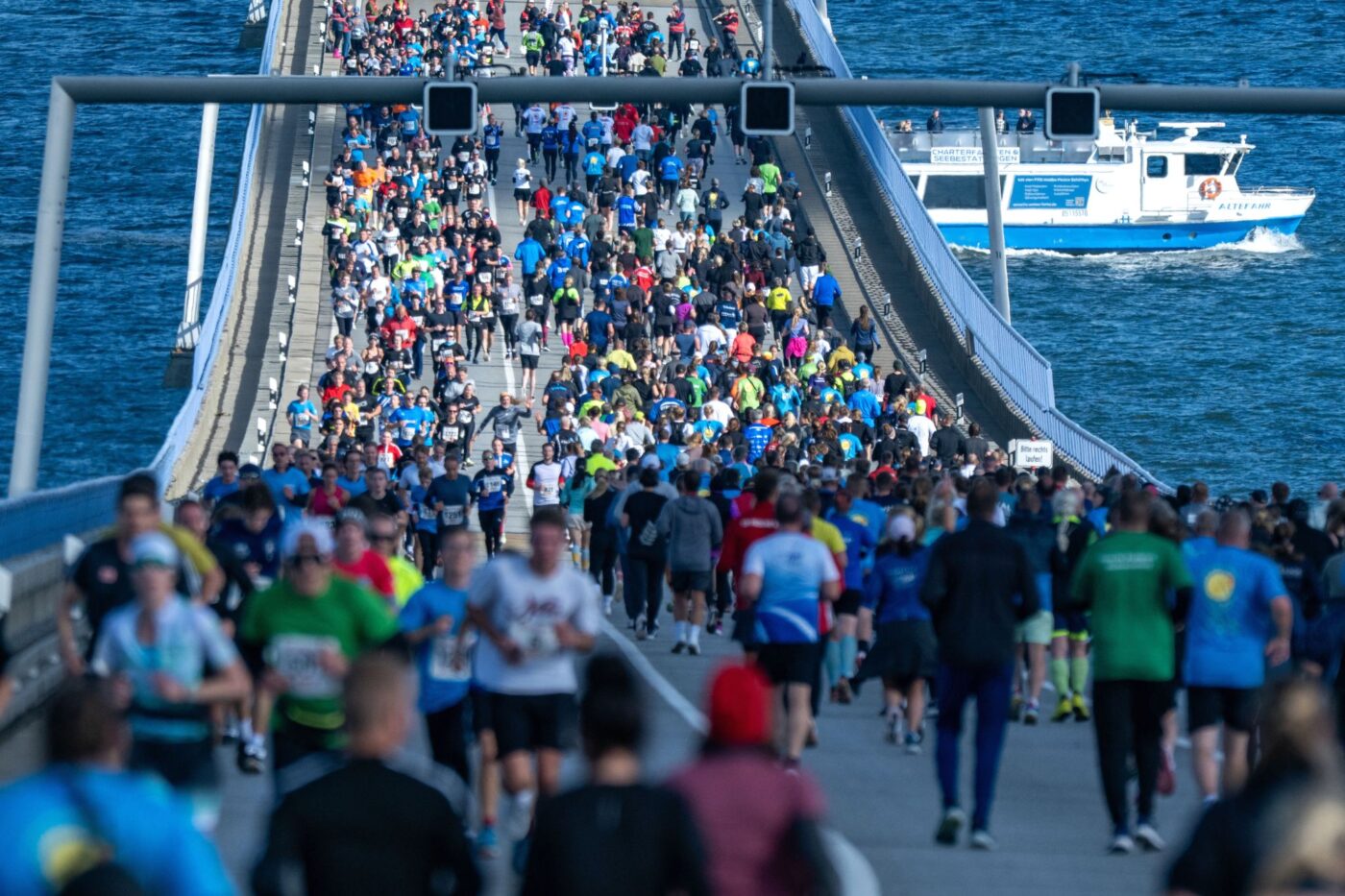 Läufer starten beim 18. „Rügenbrücken-Marathon“ in Stralsund.