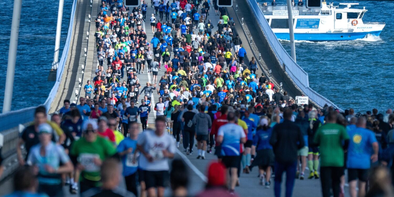 Läufer starten beim 18. „Rügenbrücken-Marathon“ in Stralsund.