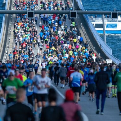 Läufer starten beim 18. „Rügenbrücken-Marathon“ in Stralsund.