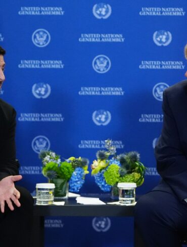 Erhöht der US-Präsident Donald Trump mit einer geringeren Weitergabe von Aufklärungsdaten und einer Starlink-Drosselung den Druck auf den ukrainischen Präsidenten Wolodymyr Selenskyj? (Archivbild)
