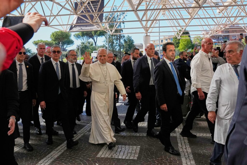 Papst Leo XIV. trifft in der Poliklinik „Agostino Gemelli“ in Rom ein, wo er operiert werden soll.