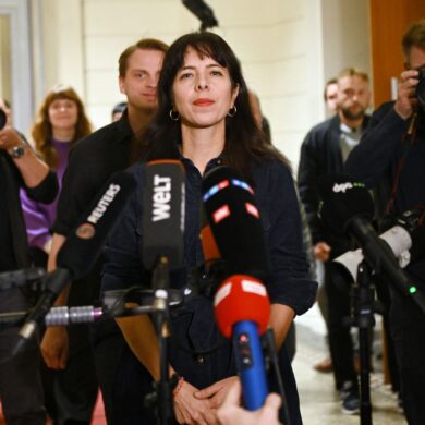 Elif Eralp äußert sich zu «Spiegel»-Bericht am Rande der Plenarsitzung des neuen Berliner Abgeordnetenhauses.