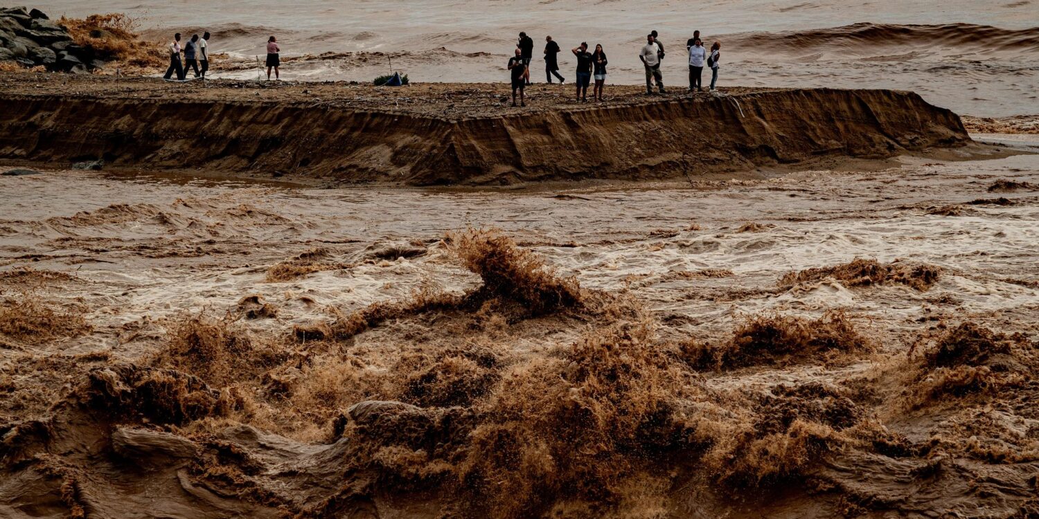 Sintflutartiger Regen lässt Fluss Besòs bei Barcelona anschwellen