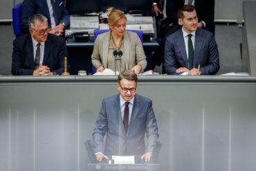Gesundheitsminister Carsten Linnemann (CDU) dankte auch seinen Vorgängern für die Vorarbeiten zur Notfallreform.