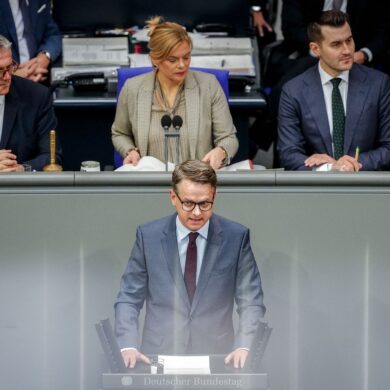 Gesundheitsminister Carsten Linnemann (CDU) dankte auch seinen Vorgängern für die Vorarbeiten zur Notfallreform.