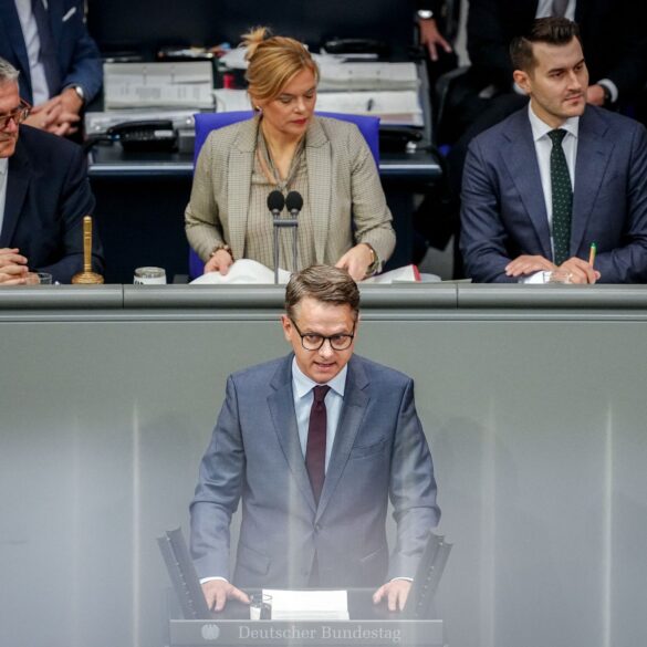 Gesundheitsminister Carsten Linnemann (CDU) dankte auch seinen Vorgängern für die Vorarbeiten zur Notfallreform.