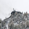 Das durch einen Brand schwerbeschädigte Kehlsteinhaus auf dem Obersalzberg bei Berchtesgaden. In der historischen Berggaststätte war am Freitagabend ein Großbrand ausgebrochen.