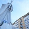 Papst Leo XIV. liegt im zehnten Stock des Gemelli-Krankenhauses. Davor befindet sich eine Statue seines Vorgängers Johannes Paul II..