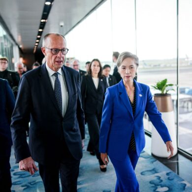 Bundeskanzler Merz ist zum Auftakt seiner Asienreise in Singapur eingetroffen.