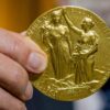 Die Rückseite der Nobel-Medaille für Physik stellt die Natur in Form einer Göttin dar, die aus den Wolken auftaucht und ein Füllhorn hält. (Illustration)