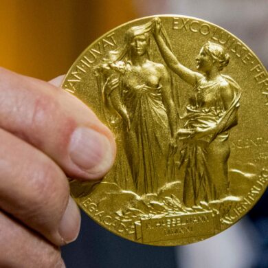 Die Rückseite der Nobel-Medaille für Physik stellt die Natur in Form einer Göttin dar, die aus den Wolken auftaucht und ein Füllhorn hält. (Illustration)