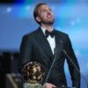 Der englische Fußballspieler Harry Kane erhält im London Palladium Theatre im Rahmen der Ballon-d’Or-Verleihung die Trophäe als Spieler des Jahres.