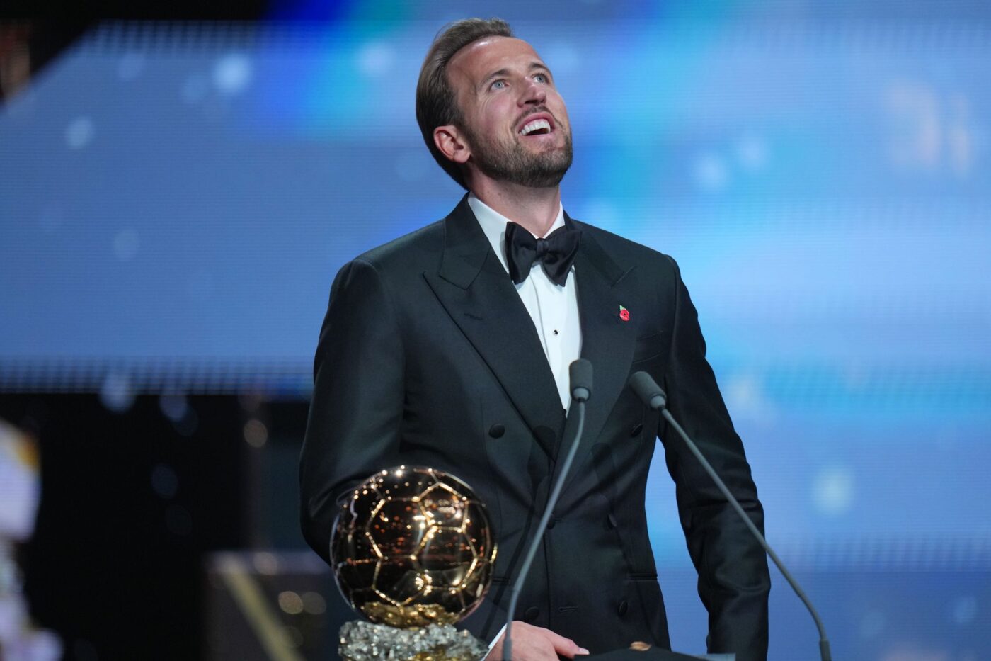Der englische Fußballspieler Harry Kane erhält im London Palladium Theatre im Rahmen der Ballon-d’Or-Verleihung die Trophäe als Spieler des Jahres.