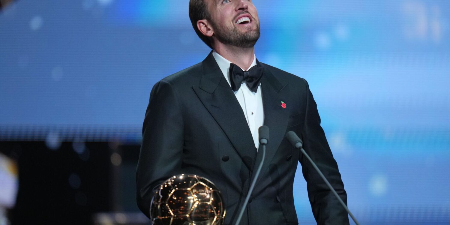 Der englische Fußballspieler Harry Kane erhält im London Palladium Theatre im Rahmen der Ballon-d’Or-Verleihung die Trophäe als Spieler des Jahres.