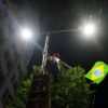 Ein Anhänger des brasilianischen Präsidenten Luiz Inácio Lula da Silva hält eine Flagge.