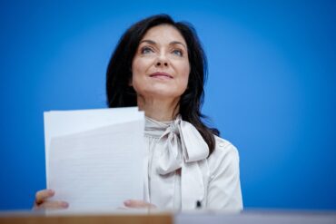 Die Bundesregierung hat ihre Wachstumserwartungen für das laufende Jahr deutlich nach oben korrigiert.