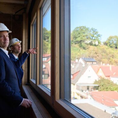 Klingbeil schaut sich an, wo mit Geld aus seinem Sondervermögen gebaut wird. (Archivbild)